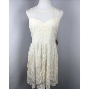 White lace sweetheart neckline dress